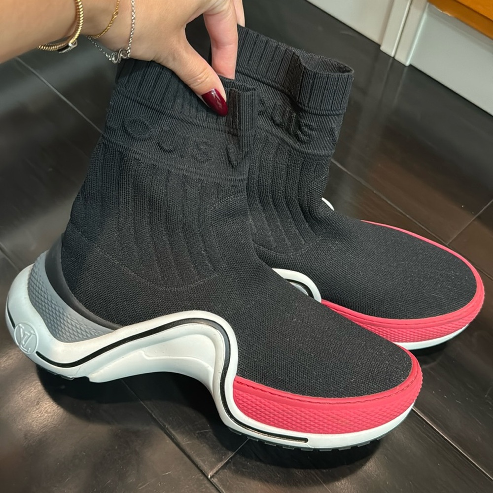 Louis Vuitton sneakers size 7.5